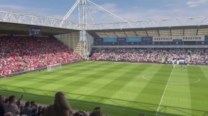 YNWA响彻球场！数万人赛前齐唱《你永远不会独行》，悼念若塔兄弟