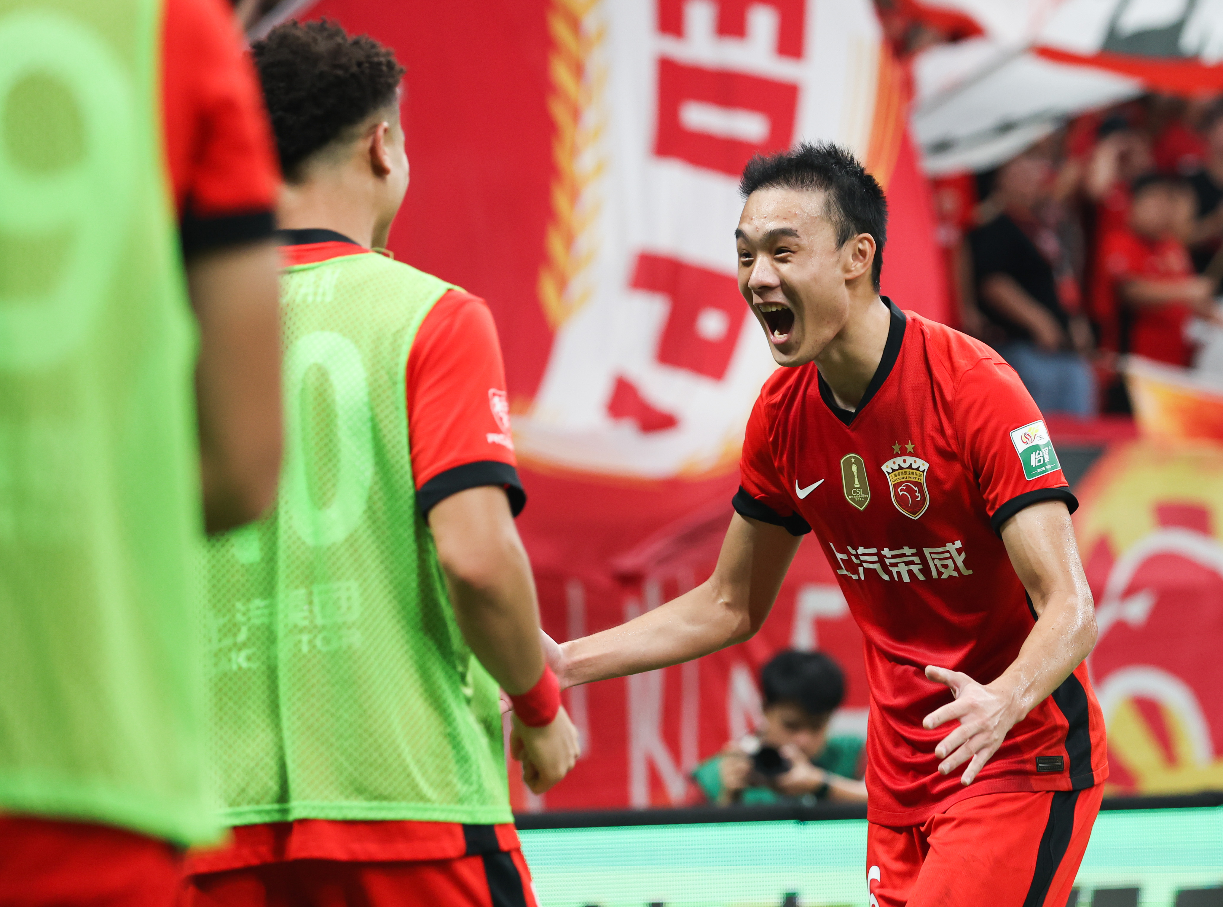 乐鱼体育官网-刘若钒：中场时武磊建议我“往里面走”，会一步一步慢慢提高