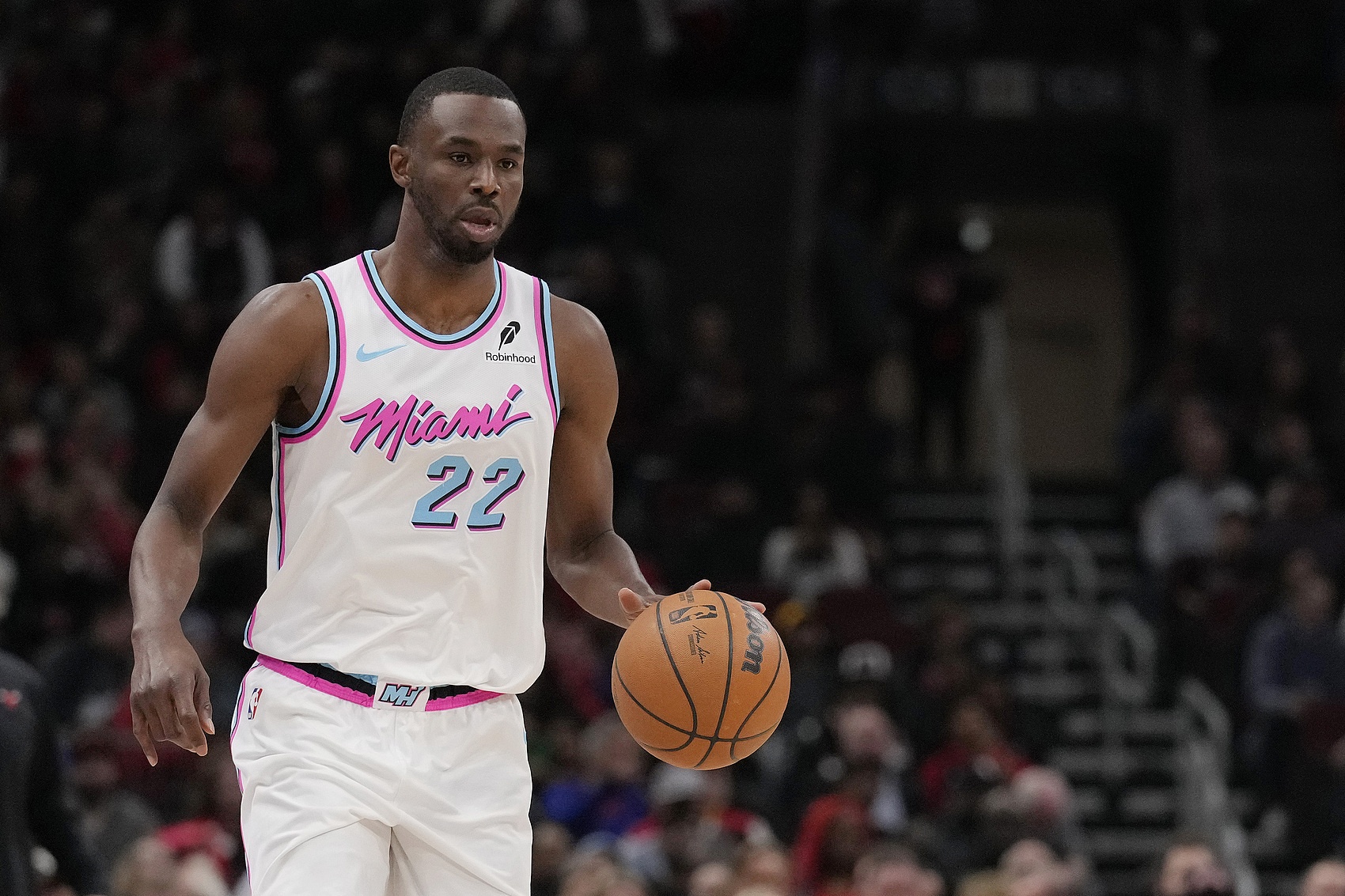 乐鱼体育官网-美媒策划三方交易方案：维金斯加盟湖人联手詹眉，八村塁与克内克特转投热火